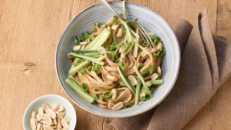 Udon-Nudeln in Tahinsauce
