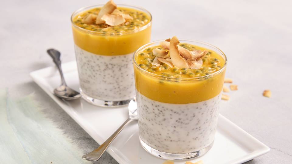 Kokos-Chiapudding mit Mango und Maracuja
