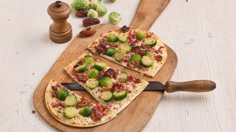 Flammkuchen mit Rosenkohl, Datteln und Speck