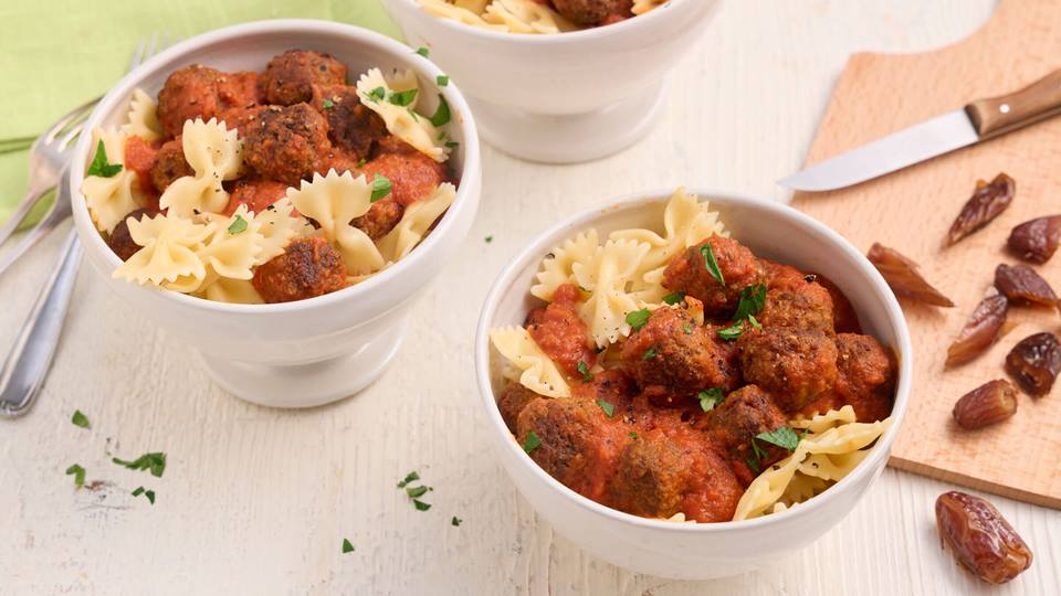 Pasta mit Hackbällchen in pikanter Tomaten-Dattel-Sauce