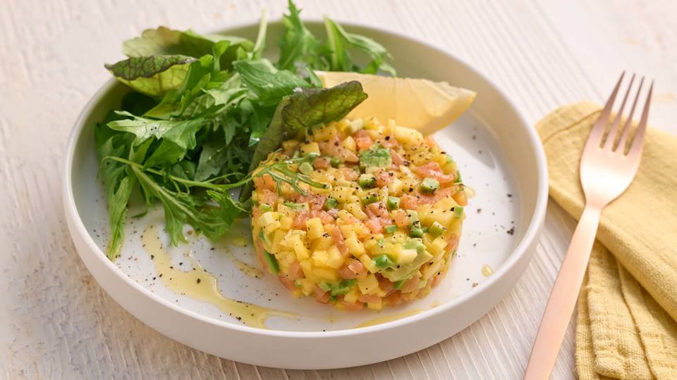 Räucherlachs-Tatar in Mangosalsa
