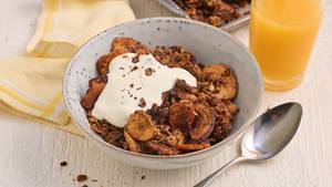Süß-salziges Kokos-Bananen-Granola