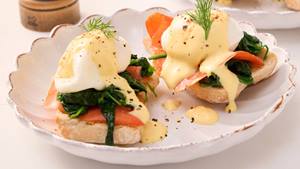 Eggs Benedict mit Lachs und Spinat