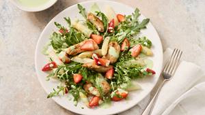 Erdbeer-Spargel-Salat mit Putenbruststreifen