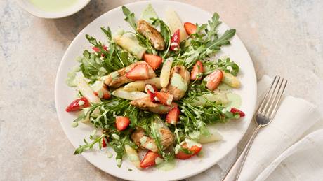 Erdbeer-Spargel-Salat mit Putenbruststreifen
